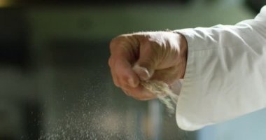 bir gün içinde bir İtalyan mutfak ile deneyimli bir aşçı ve bize onun geleneksel romantik yemekler ve hileler aşırı yavaş sunuyor