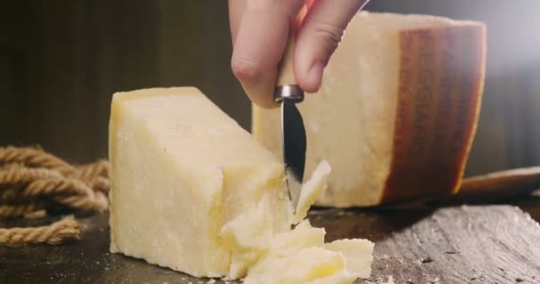 Parmezaanse Kaas Compositie Een Houten Snijplank Eén Hand Neemt Het — Stockvideo