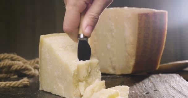 Composição Queijo Parmesão Uma Tábua Corte Madeira Uma Mão Pega — Vídeo de Stock