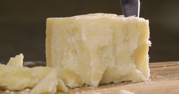 Composizione Formaggio Parmigiano Tagliere Legno Una Mano Prende Coltello Rompe — Video Stock