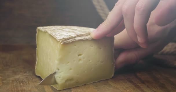 Composição Queijo Italiano Uma Tábua Corte Madeira Uma Mão Pega — Vídeo de Stock