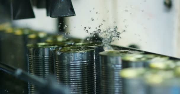 工厂内输送线上的湿铝罐视频 — 图库视频影像