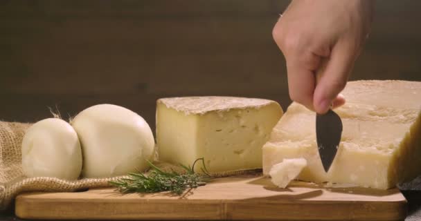 Composición Queso Italiano Sobre Una Tabla Cortar Madera Una Mano — Vídeo de stock