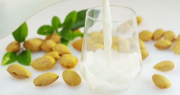 Lambat Gerak Video Menuangkan Susu Almond Kaca Vegan Minuman Kesehatan — Stok Video