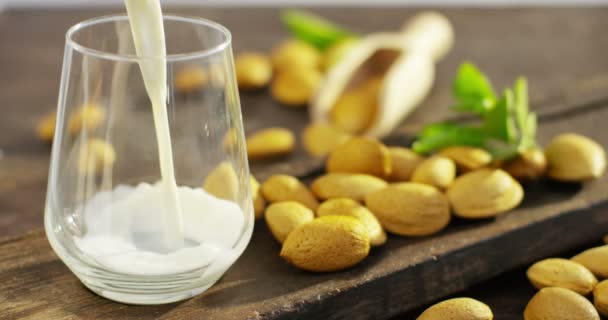 zpomalené video lití mandlového mléka ve skle, veganské zdravotní nápoj