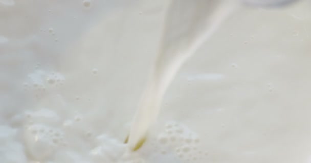 注ぐとスローモーションでミルクを混合のビデオ — ストック動画