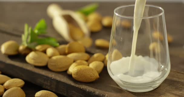 Cam Vegan Sağlık Içecek Dökülen Badem Sütü Ağır Çekim Video — Stok video