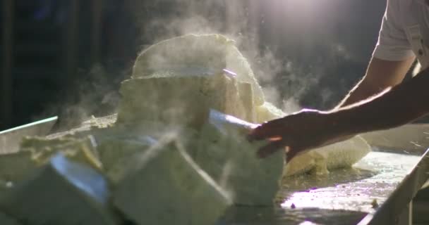 Άνθρωποι Βάζοντας Φρέσκο Γίνεται Υγρό Και Ζεστό Τυρί Παρμεζάνα Στο — Αρχείο Βίντεο