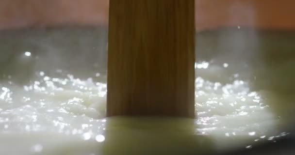 Замедленная Съемка Производства Сыра Молоке Смешивание Деревянным Инструментом — стоковое видео