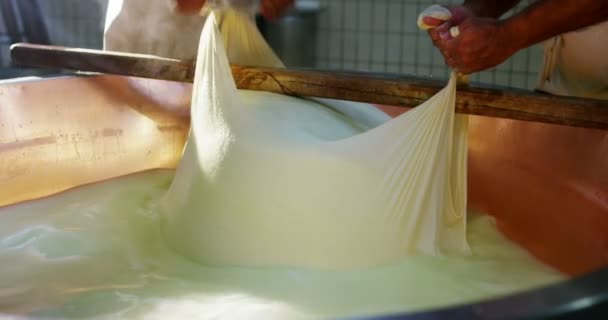 Pessoas Lavando Queijo Parmesão Feito Fresco Vídeo Câmera Lenta — Vídeo de Stock