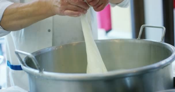 Hombre Haciendo Queso Cámara Lenta Vídeo — Vídeos de Stock