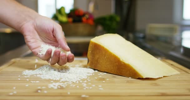 Peynir Ile Ahşap Tahtada Beyaz Pirinç Dokunmadan Şef Yavaş Hareket — Stok video