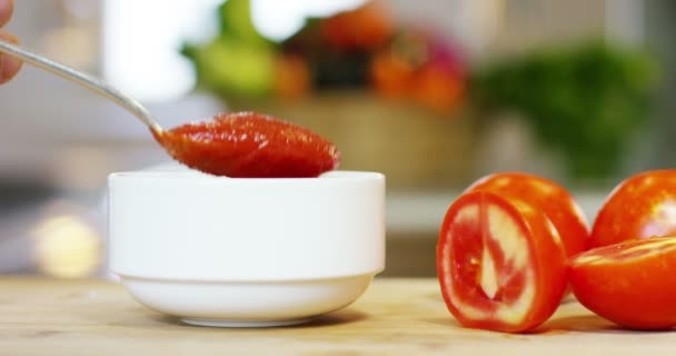 Nahaufnahme Von Tomatenketchup Und Tomaten Auf Dem Tisch — Stockvideo