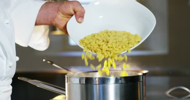 優れた品質のイタリア生地を調理する水を沸騰の完全な鍋の中に該当する典型的なイタリアン パスタのスロー モーションイタリア料理とグルメ 健康的な食事と生活の概念 — ストック動画