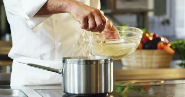Slow Motion Video Van Chef Kok Koken Het Toevoegen Van — Stockvideo