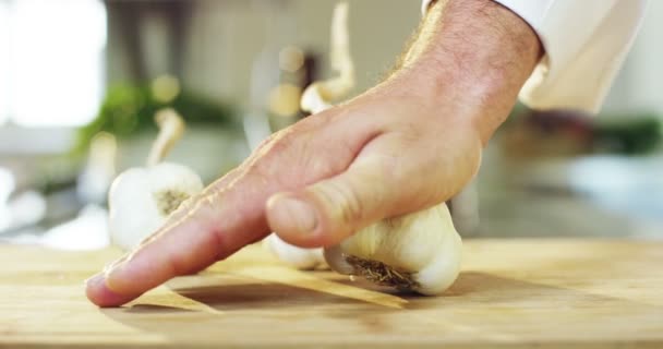 Giovane Esperto Chef Sposta Aglio Bio Italiano Una Composizione Colorata — Video Stock