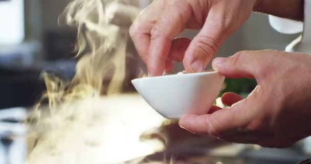 Een Dag Een Italiaanse Keuken Met Een Ervaren Chef Kok — Stockvideo