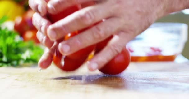 Mãos Chef Colocar Movimento Lento Extremo Massa Típica Italiana Tomates — Vídeo de Stock