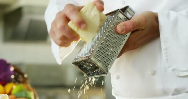 Video Chef Che Grattugia Parmigiano Cucina — Video Stock