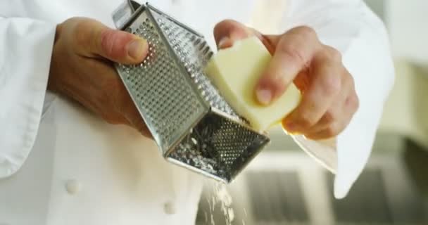 Vídeo Chef Ralando Queijo Parmesão Cozinha — Vídeo de Stock