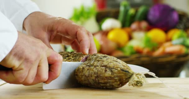 Video Cámara Lenta Del Chef Cortando Salchichas Salami Con Cuchillo — Vídeos de Stock