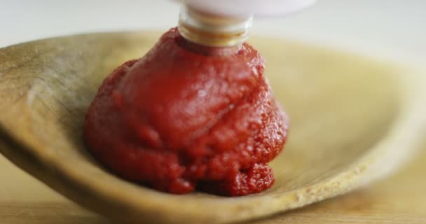 イタリアのレシピによるとソースを作るために木のスプーンで攪拌 トマトソースとプロのキッチン経験豊富なシェフ イタリア ダイエット バイオの概念 — ストック動画