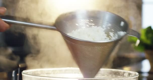 イタリアの白ご飯は プロのキッチンでのシェフのイタリア料理 光と栄養食品です イタリア料理とグルメ 健康的な食事 バイオの概念 — ストック動画