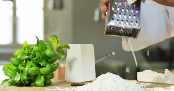 Vídeo Câmera Lenta Chef Usando Com Ralador Queijo Mesa Com — Vídeo de Stock