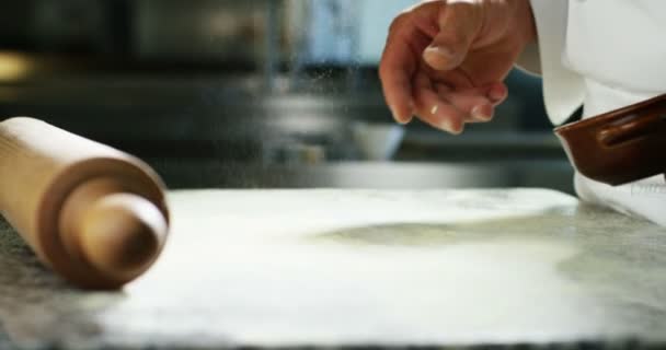 Chef Experiente Uma Cozinha Profissional Prepara Massa Com Farinha Para — Vídeo de Stock