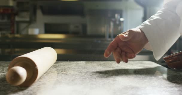 プロのキッチンで経験豊富なシェフがバイオイタリアパスタを作るために小麦粉で生地を準備します イタリア 食べ物 生物の概念は — ストック動画
