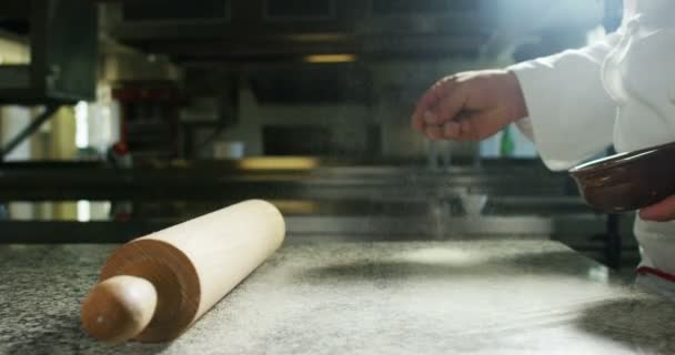 プロのキッチンで経験豊富なシェフがバイオイタリアパスタを作るために小麦粉で生地を準備します イタリア 食べ物 生物の概念は — ストック動画