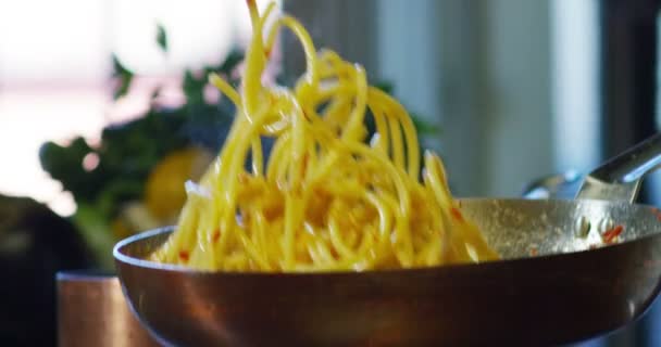 Makro Super Slow Motion Środku Wieku Chef Rzut Spaghetti Patelni — Wideo stockowe