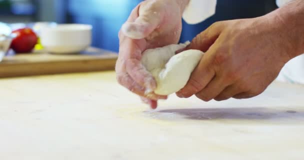 Close Van Een Bakker Kneden Met Zijn Handen Aan Het — Stockvideo