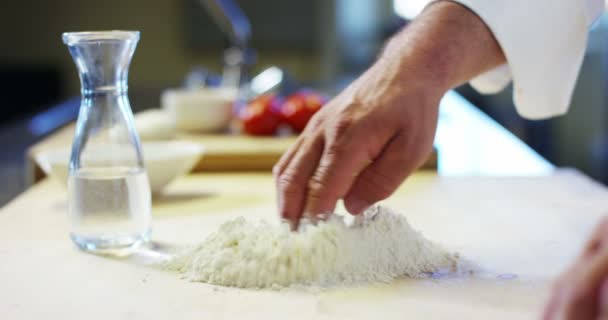 Mains Chef Pétrir Italienne Dans Une Cuisine Professionnelle Avec Pâte — Video