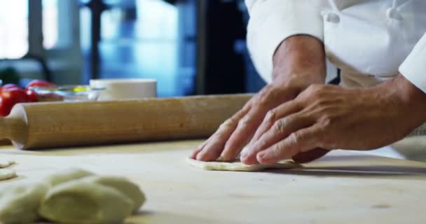 Nahaufnahme Eines Bäckers Der Mit Den Händen Knetet Das Brot — Stockvideo