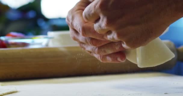 Detailní Záběr Baker Hnětení Rukama Přípravě Chleba Trouby Koncept Řemeslník — Stock video