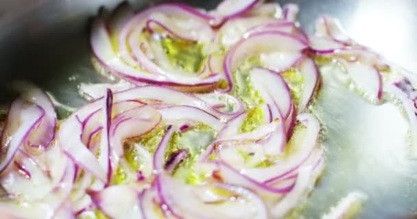 意大利红豆洋葱片在慢动作油炸之前 意大利和地中海饮食的概念 饮食概念和健康的生活 — 图库视频影像