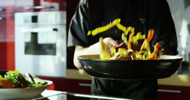 Cocinero Joven Vestido Con Uniforme Negro Profesional Cocina Plato Con — Vídeos de Stock