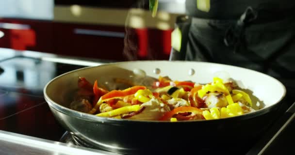 Cocinero Joven Vestido Con Uniforme Negro Profesional Cocina Plato Con — Vídeos de Stock