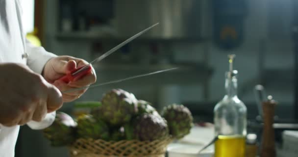Рука Молодого Експерта Шеф Кухаря Обережно Торкається Вибирає Один Інгредієнтів — стокове відео