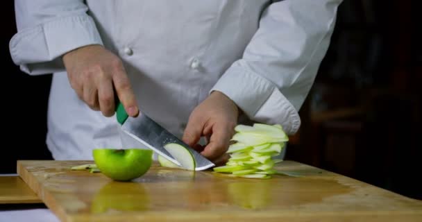 Video Cámara Lenta Manos Chef Cortando Manzana Con Cuchillo — Vídeos de Stock