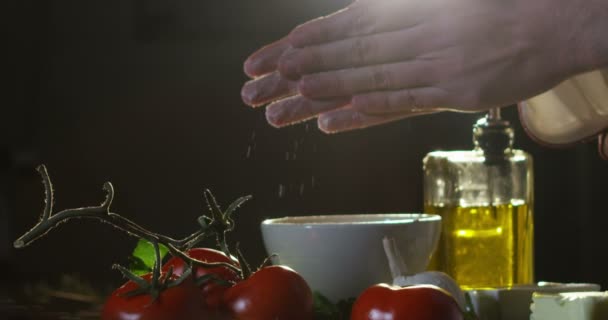 Jeden Den Italské Kuchyni Zkušeného Šéfkuchaře Nabízí Nám Svůj Tradiční — Stock video