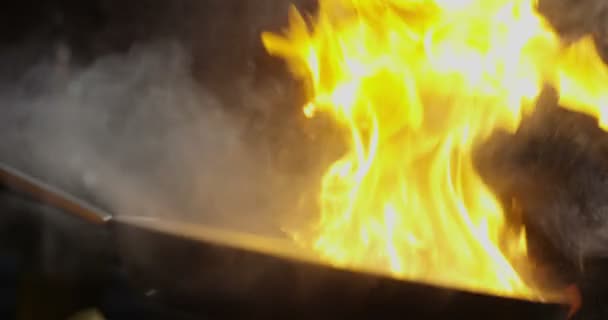 Cocinero Experimentado Cocinar Fuego Alto Con Sartén Una Cocina Profesional — Vídeo de stock
