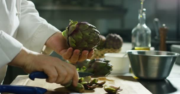 慢动作视频厨师用刀清洗洋芋 — 图库视频影像