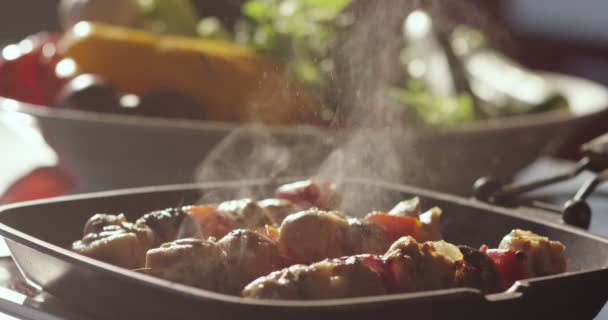 Kinograf Szaszłyki Mięsa Warzywami Pieczony Rożnie Patelni — Wideo stockowe