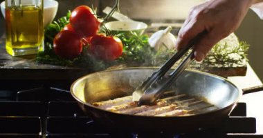 tavada kebap pişirme şef yavaş hareket video 