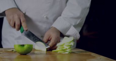 şef eller bıçak ile elma kesme yavaş hareket video 