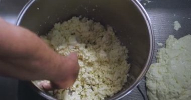 Ev yapımı peynir üreticisi, sabahları inek koyunlarından taze süt ile el yapımı mozzarella üretiyor. Gelenek kavramı: İtalya, mozzarella.