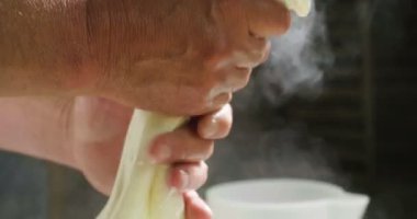 Ev yapımı peynir üreticisi, sabahları inek koyunlarından taze süt ile el yapımı mozzarella üretiyor. Gelenek kavramı: İtalya, mozzarella.