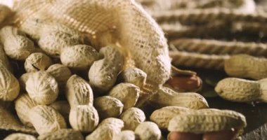 Makro çekim, fıstık ve bir damla yağı üzerlerine, hakiki fıstık yağı ve iyi, kızartma için müthiş bir sembolü olarak düşüyor. Konsept: bio, fıstık, patates kızartması.